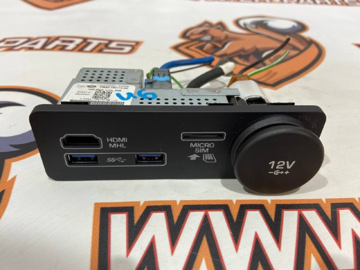 LR087366 Разъем  USB+SIM+HDMI аудиосистемы Land Rover Discovery 5 L462 (2017-) Б/У